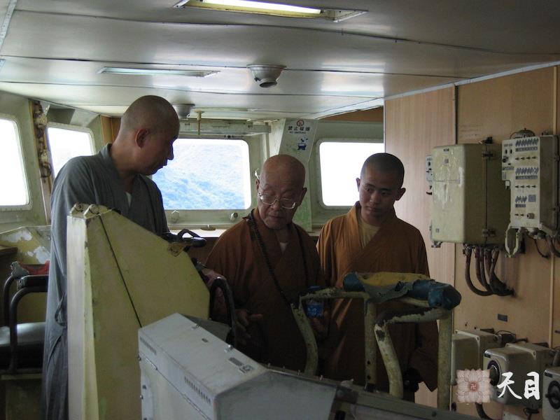 20060506戒全长老在圣观法师陪同下在深圳参观明斯克号航空母舰（三）