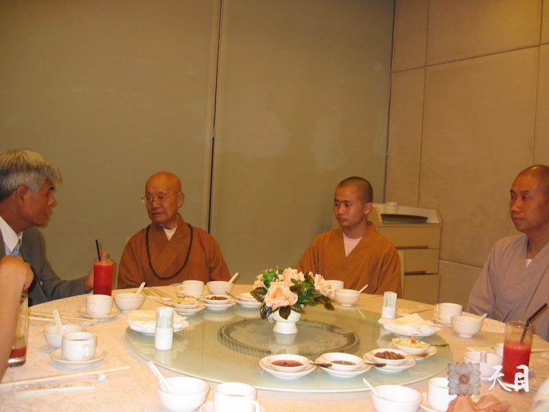 20060508圣观法师陪同戒全长老在香港应旭日集团杨浩魏居士夫妇供养功德林素食馆1