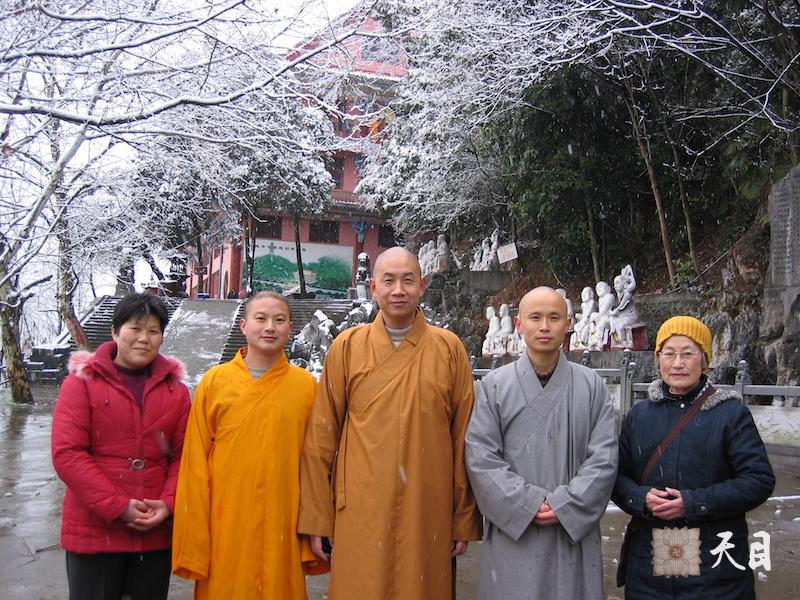 20060313圣观法师在江西宜春化成寺雪天留影