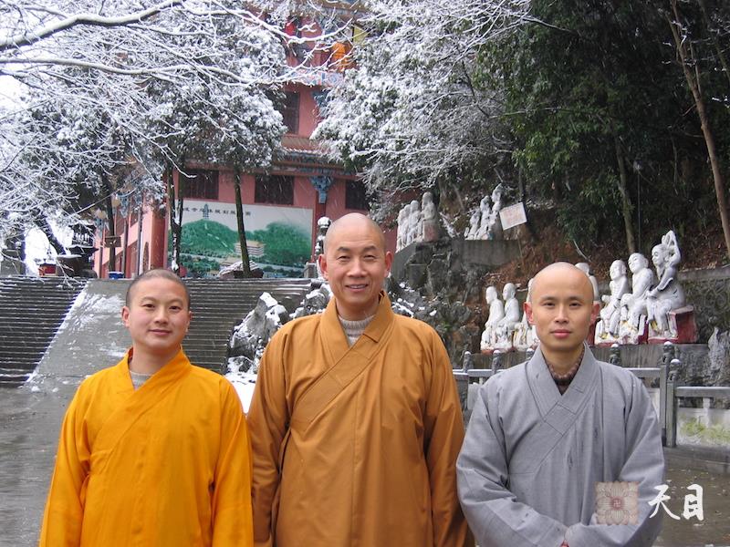 20060313圣观法师在江西宜春化成寺雪天留影