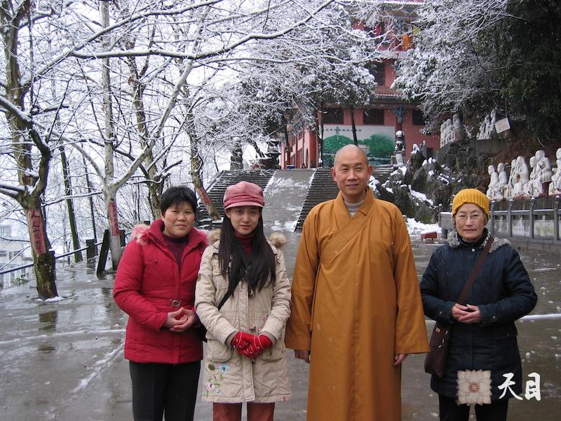 20060313圣观法师在江西宜春化成寺雪天留影