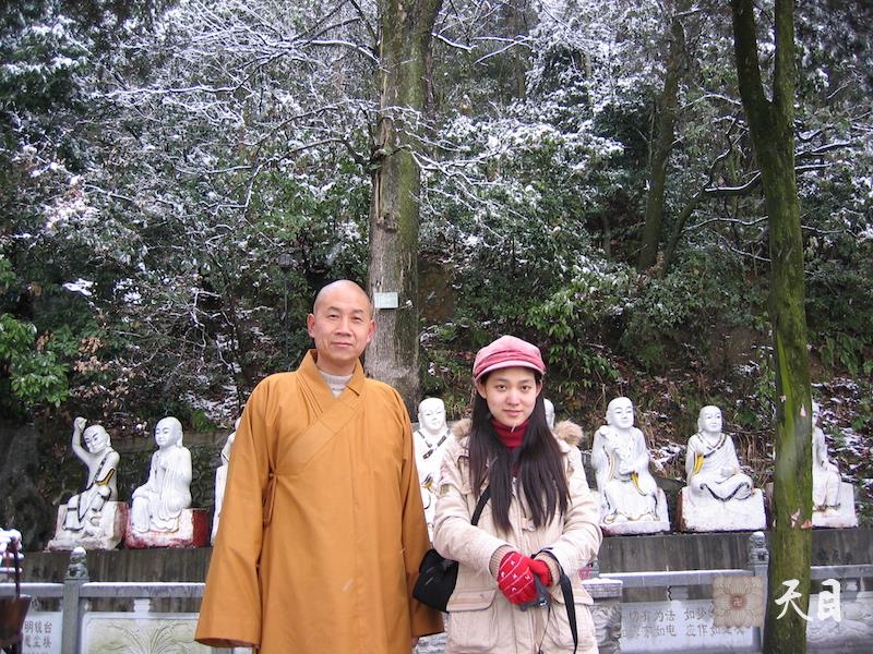 20060313圣观法师在江西宜春化成寺雪天留影