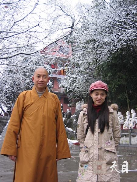 20060313圣观法师在江西宜春化成寺雪天留影