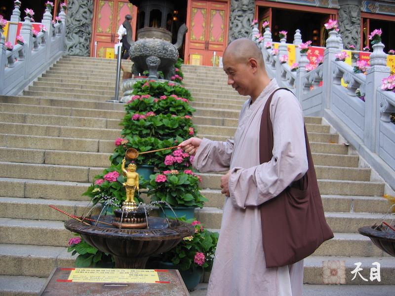 20060507圣观法师在香港大屿山宝莲寺浴佛