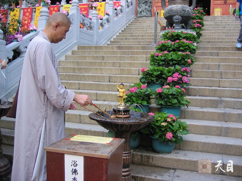 20060507圣观法师在香港大屿山宝莲寺浴佛