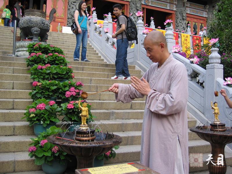 20060507圣观法师在香港大屿山宝莲寺浴佛