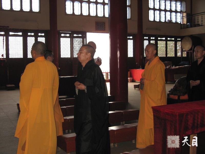 20060605圣观法师在江西宜春化成寺领众过堂