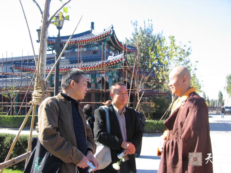 20071103圣观法师带领果实常阳居士在北京参加包遵信追悼会