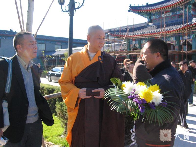 20071103圣观法师带领果实常阳居士在北京参加包遵信追悼会