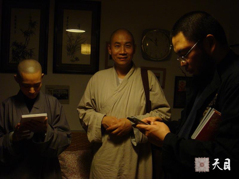 20080223圣观法师带领果实法师妙觉法师和唐荆陵在艾晓明家参加聚会2