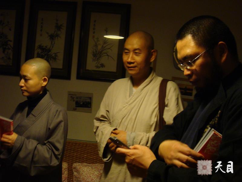 20080223圣观法师带领果实法师妙觉法师和唐荆陵在艾晓明家参加聚会2