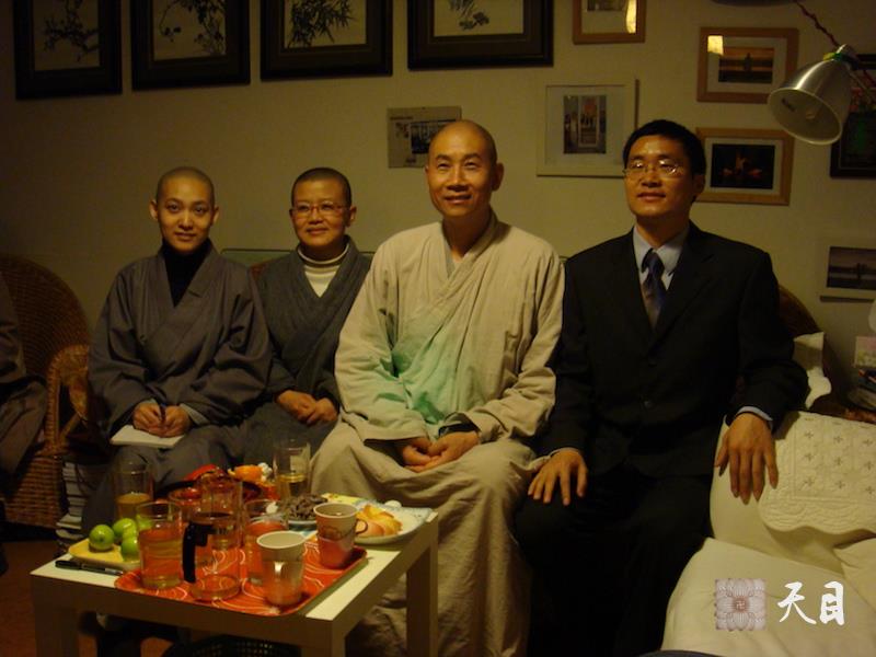 20080223圣观法师带领果实法师妙觉法师和唐荆陵在艾晓明家参加聚会1