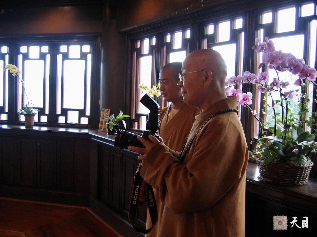 20060508戒全长老在圣观法师的陪同下在香港大屿山观音寺莲池寺