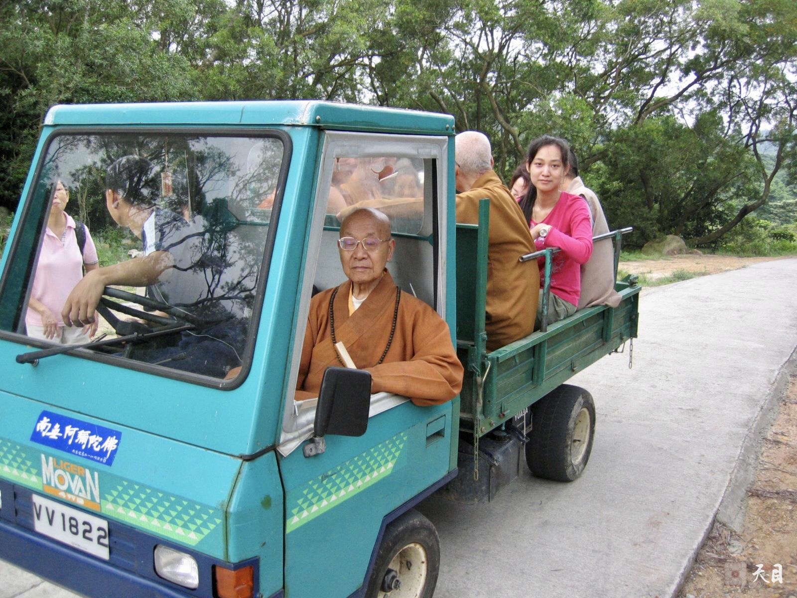 20060508戒全长老乘坐香港大屿山的小汽车