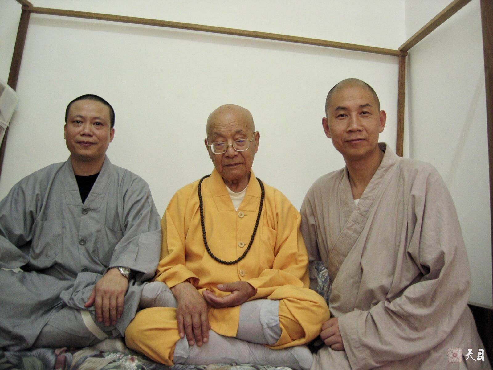 20060507戒全长老在圣观法师的陪同下在香港大屿山宝莲寺参观