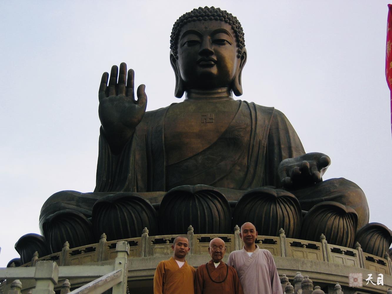 20060508戒全长老在圣观法师的陪同下在香港大屿山宝莲寺礼宝莲寺大佛瞻仰佛舍利