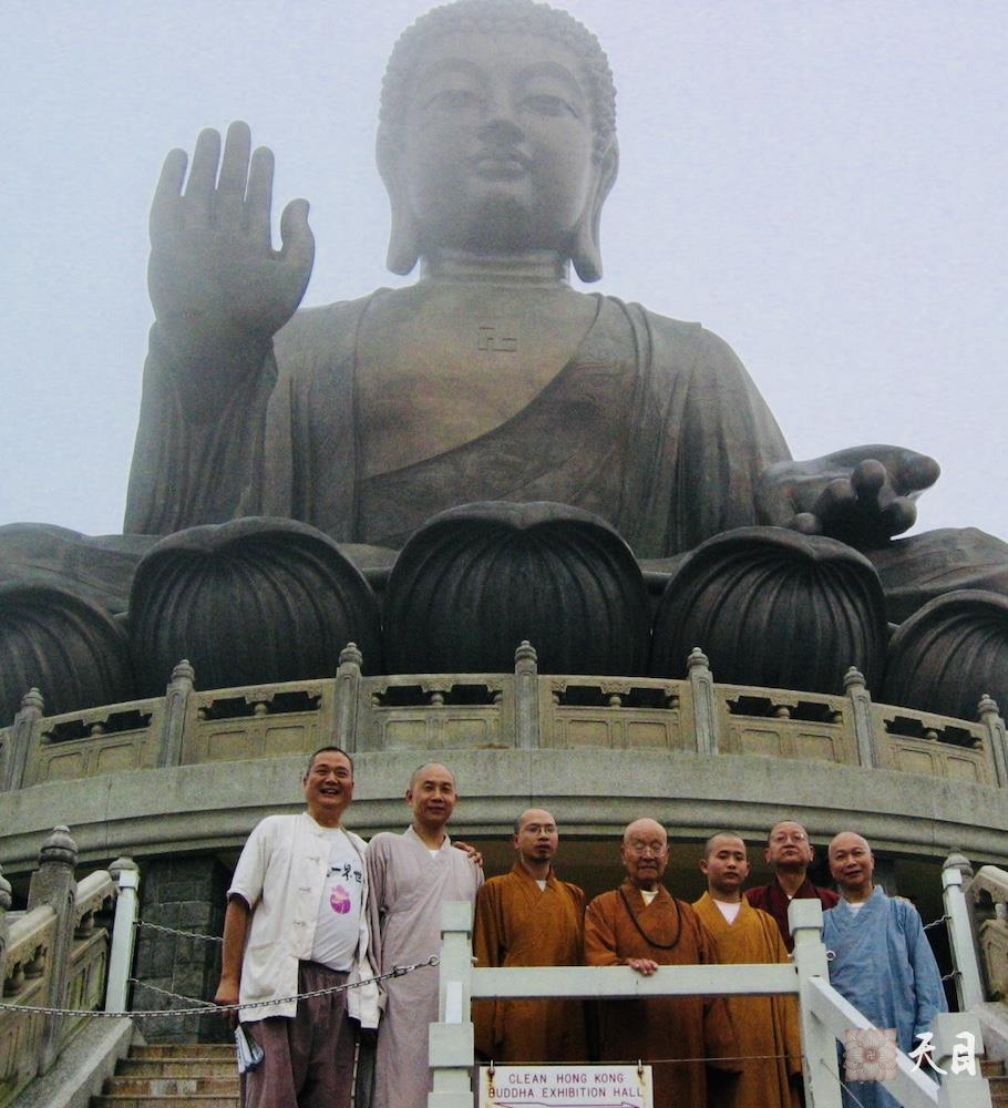 20060508戒全长老在圣观法师的陪同下在香港大屿山宝莲寺礼宝莲寺大佛瞻仰佛舍利