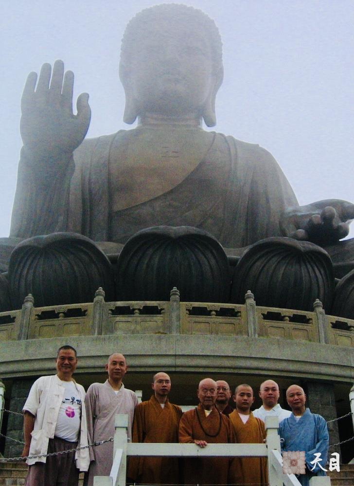 20060508戒全长老在圣观法师的陪同下在香港大屿山宝莲寺礼宝莲寺大佛瞻仰佛舍利