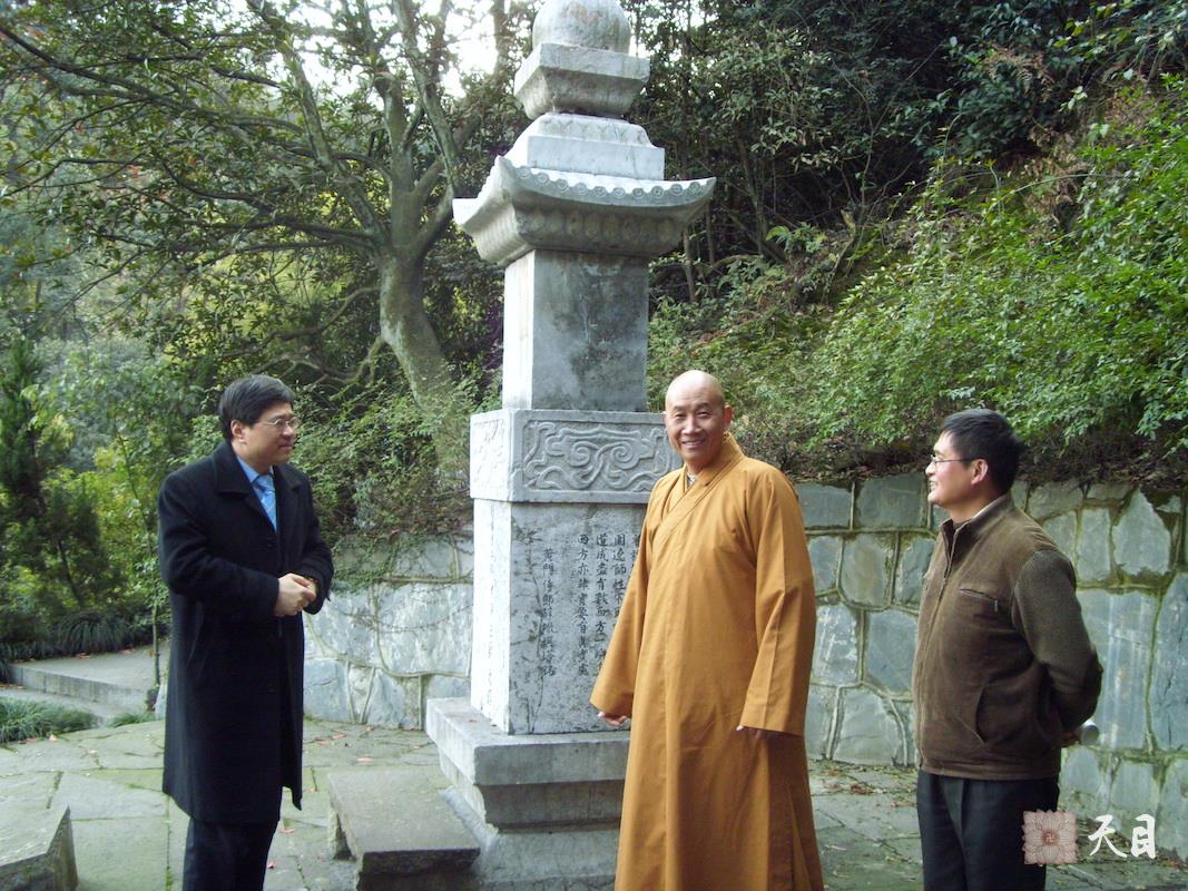 20071231圣观法师在杭州龙井村辩才法师塔前