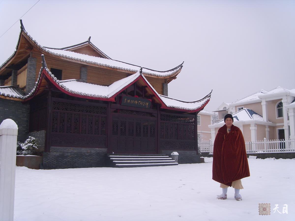 20080129圣观法师大雪天在江西景德镇佛堂前