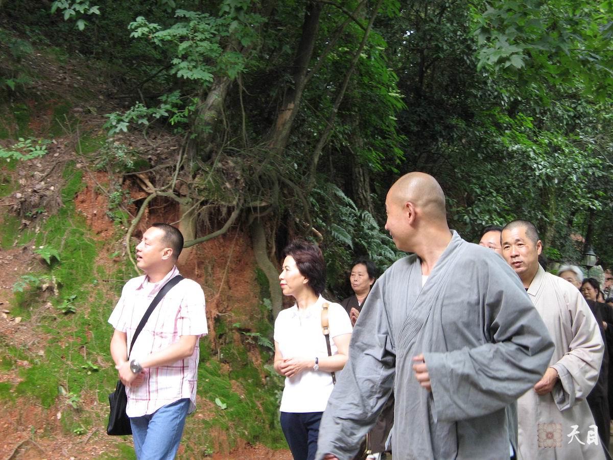 20060810圣观法师给香港旭日集团杨浩夫人魏居士及佛教组干事一行人介绍江西宜春化成寺