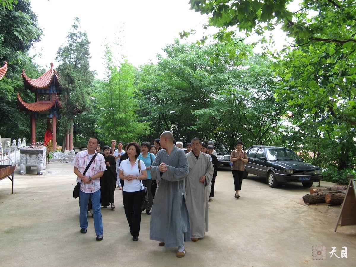 20060810圣观法师给香港旭日集团杨浩夫人魏居士及佛教组干事一行人介绍江西宜春化成寺