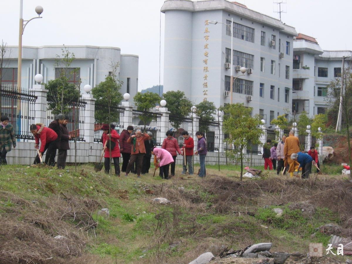 20060314圣观法师在江西宜春化成寺领众植树