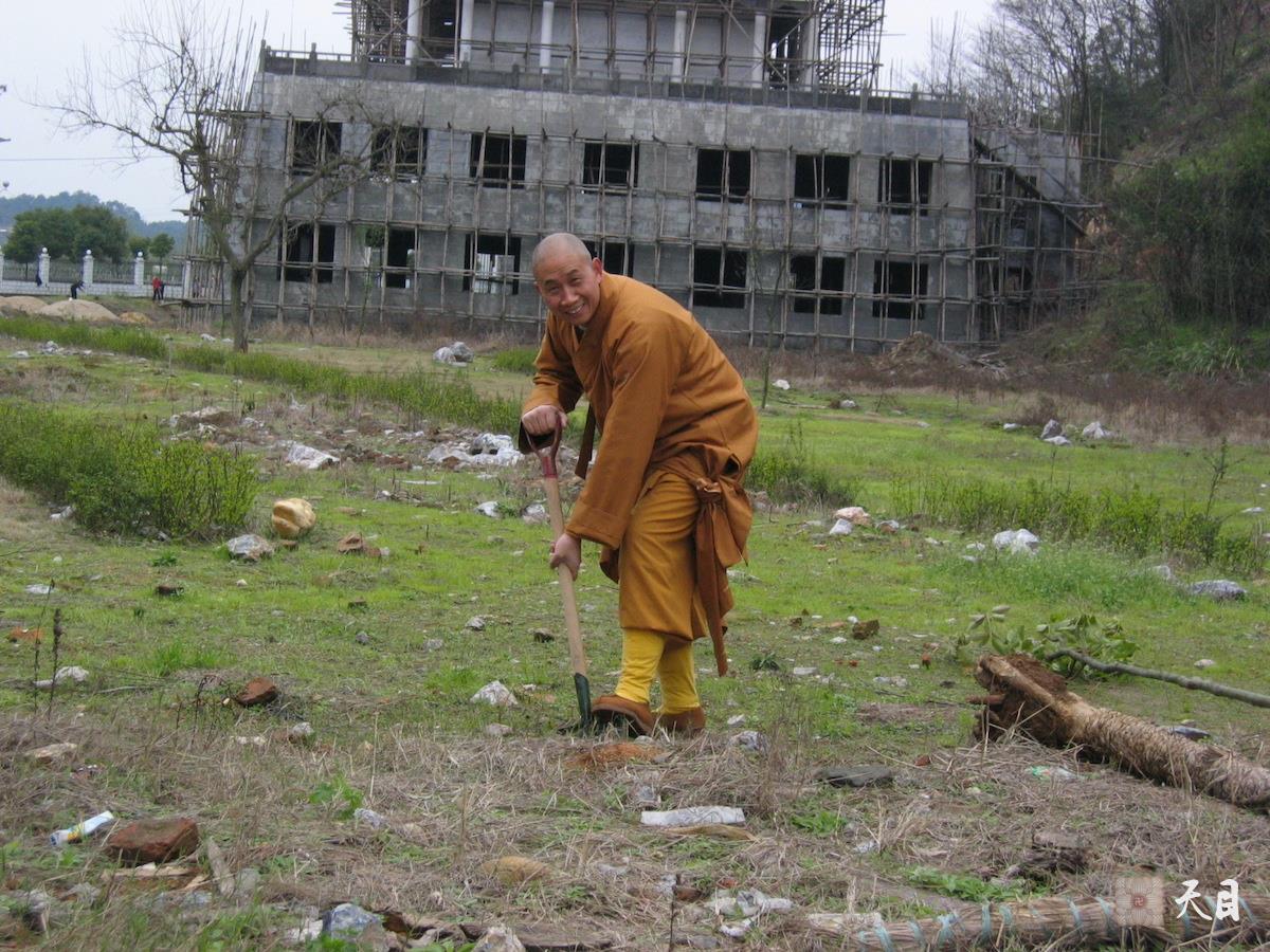 20060314圣观法师在江西宜春化成寺领众植树