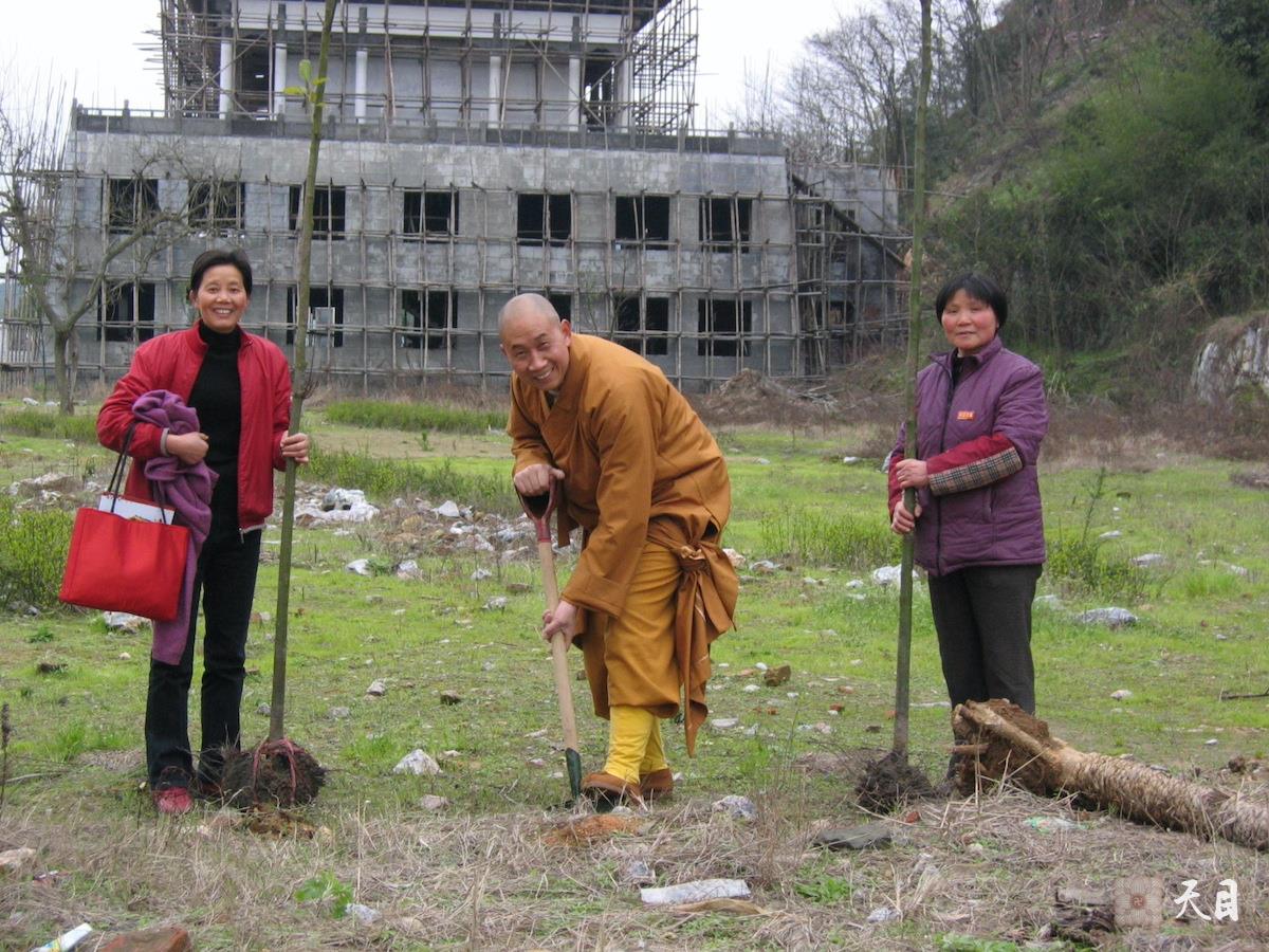 20060314圣观法师在江西宜春化成寺领众植树