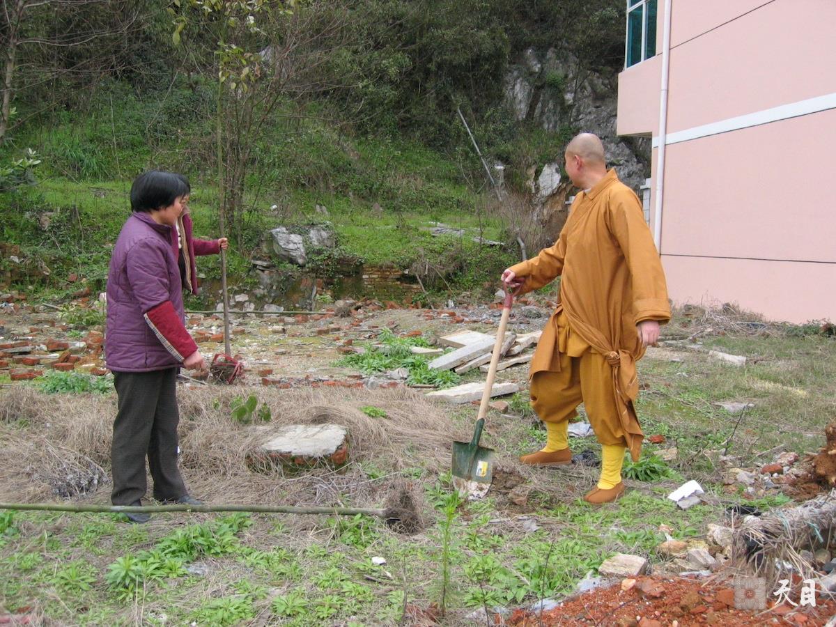 20060314圣观法师在江西宜春化成寺领众植树