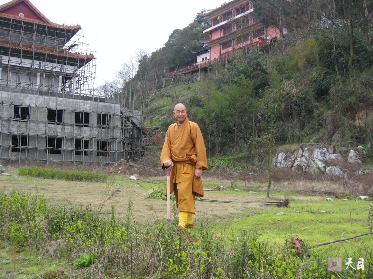 20060314圣观法师在江西宜春化成寺领众植树