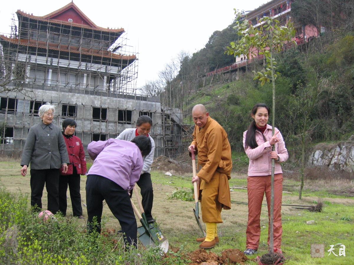 20060314圣观法师在江西宜春化成寺领众植树