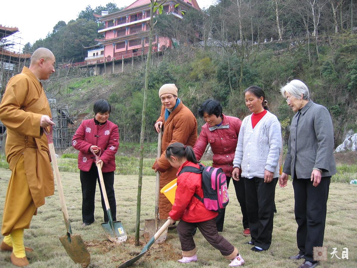 20060314圣观法师在江西宜春化成寺领众植树