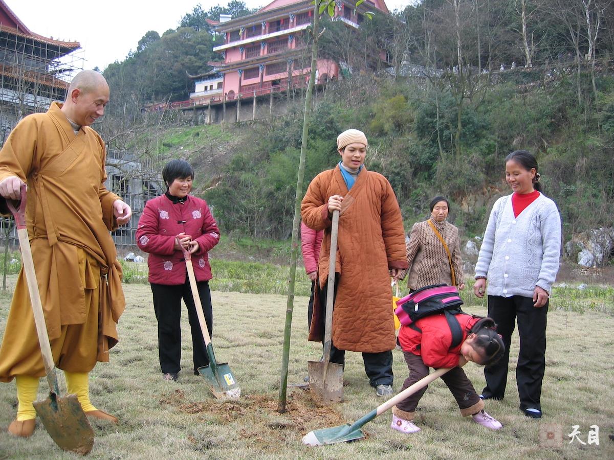 20060314圣观法师在江西宜春化成寺领众植树