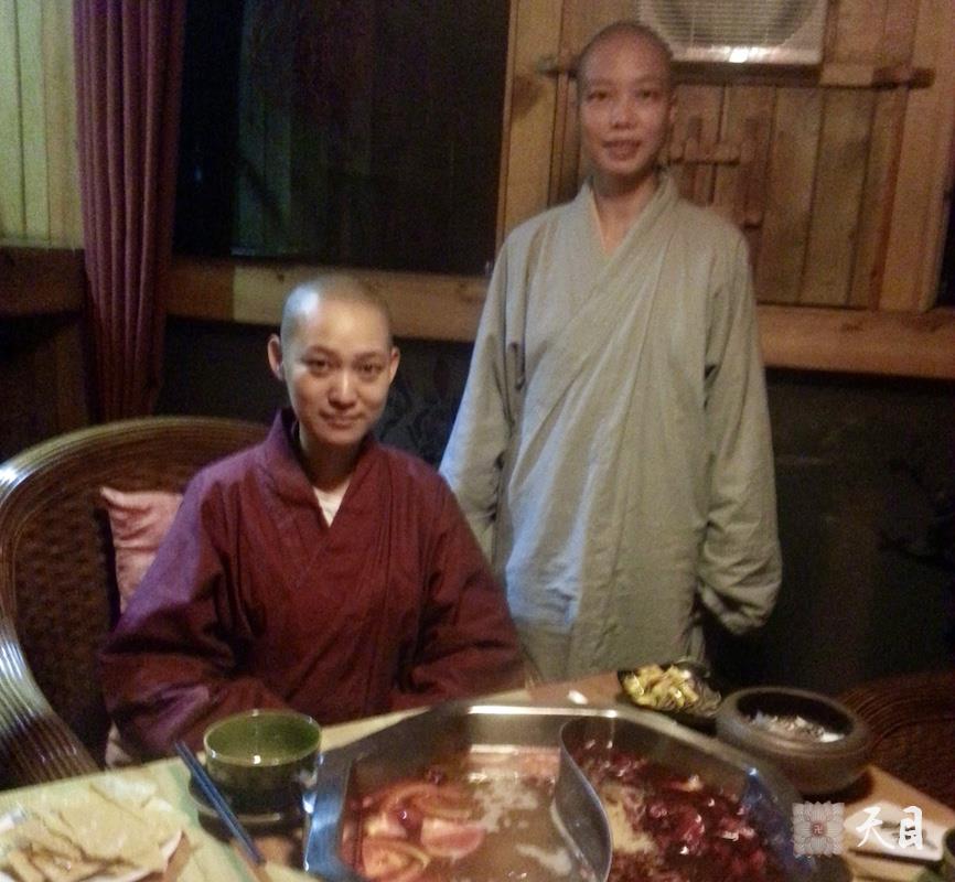 20130929果实法师带领常修法师在重庆参学瞻仰大足石刻来到福和康素食馆应供