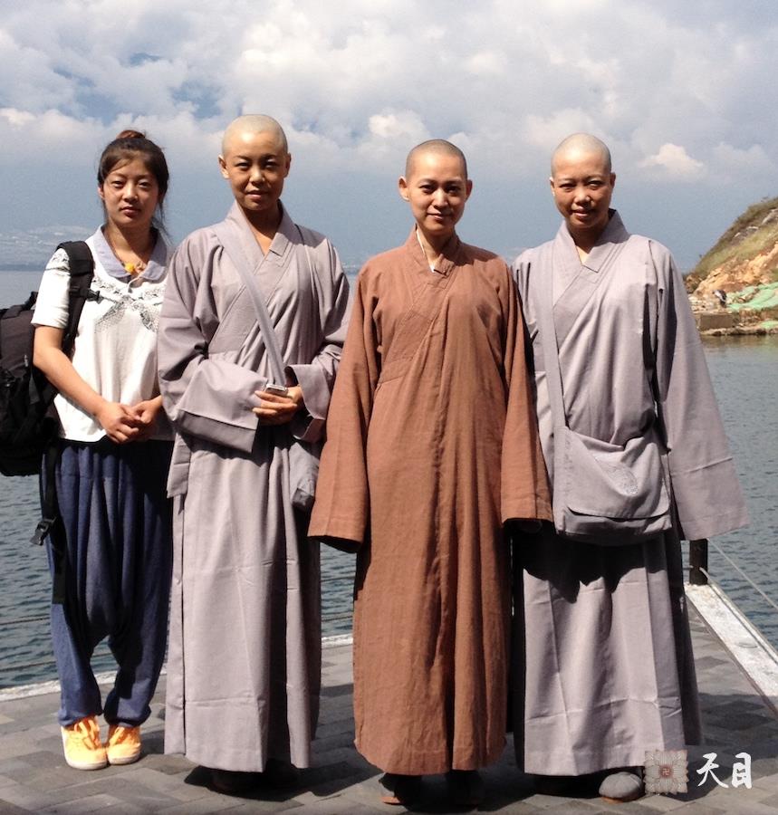 20120928果实法师带领常修法师常智法师常净居士相聚在云南大理金梭岛青朴精品度假酒店码头观赏洱海美景1