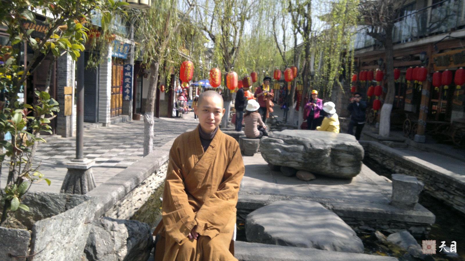 20120228果实法师在和常阳居士在云南大理古城街拍