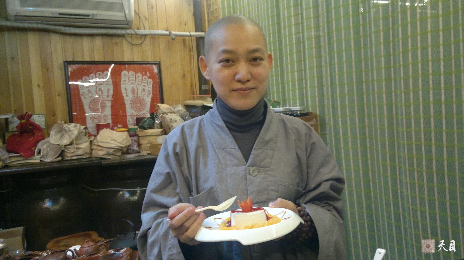 20120112果实法师生日在北京应郑远涛供养七宝池素食馆常阳居士许评修齐贺3