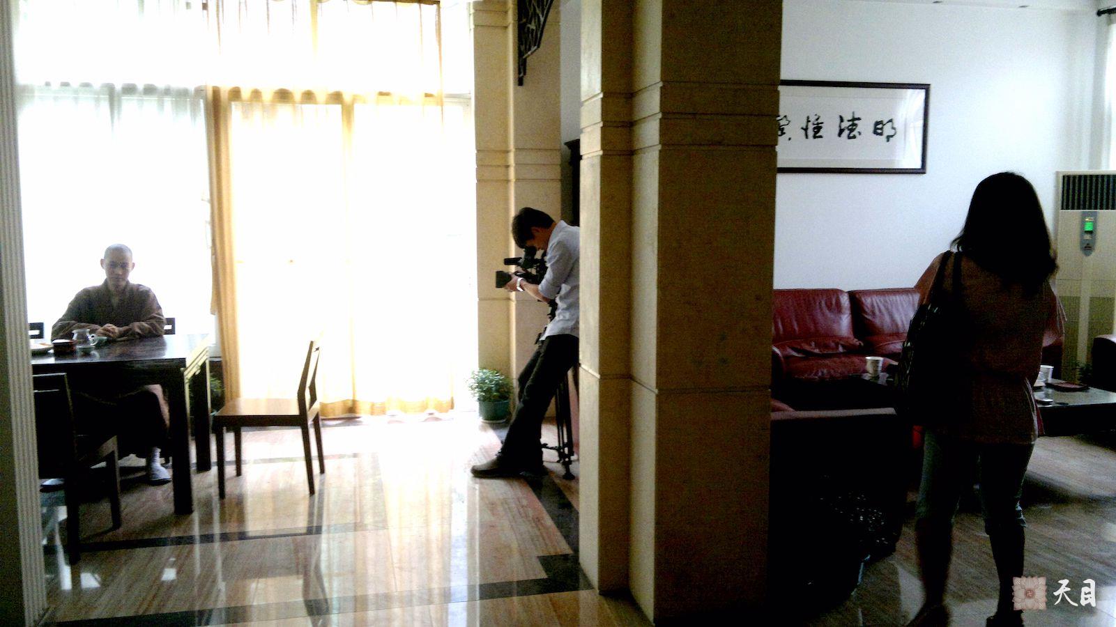 20110620果实法师仰仗恩师圣观法师的法力应果静心宁居士夫妇的礼请供养入住广州绿茵岛别墅接受央视《真相》栏目的采访