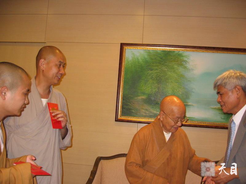 20060508圣观法师陪同戒全长老在香港应旭日集团杨浩魏居士夫妇供养功德林素食馆2