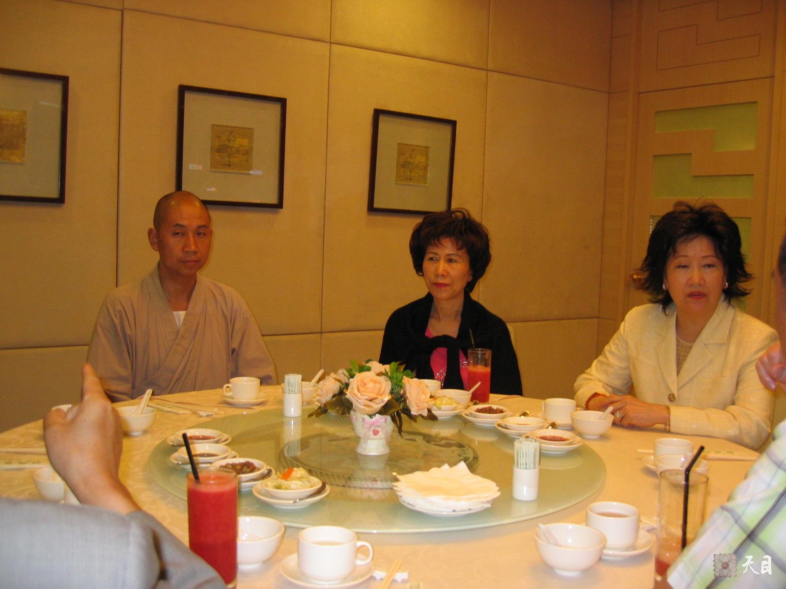 20060508圣观法师陪同戒全长老在香港应旭日集团杨浩魏居士夫妇供养功德林素食馆1